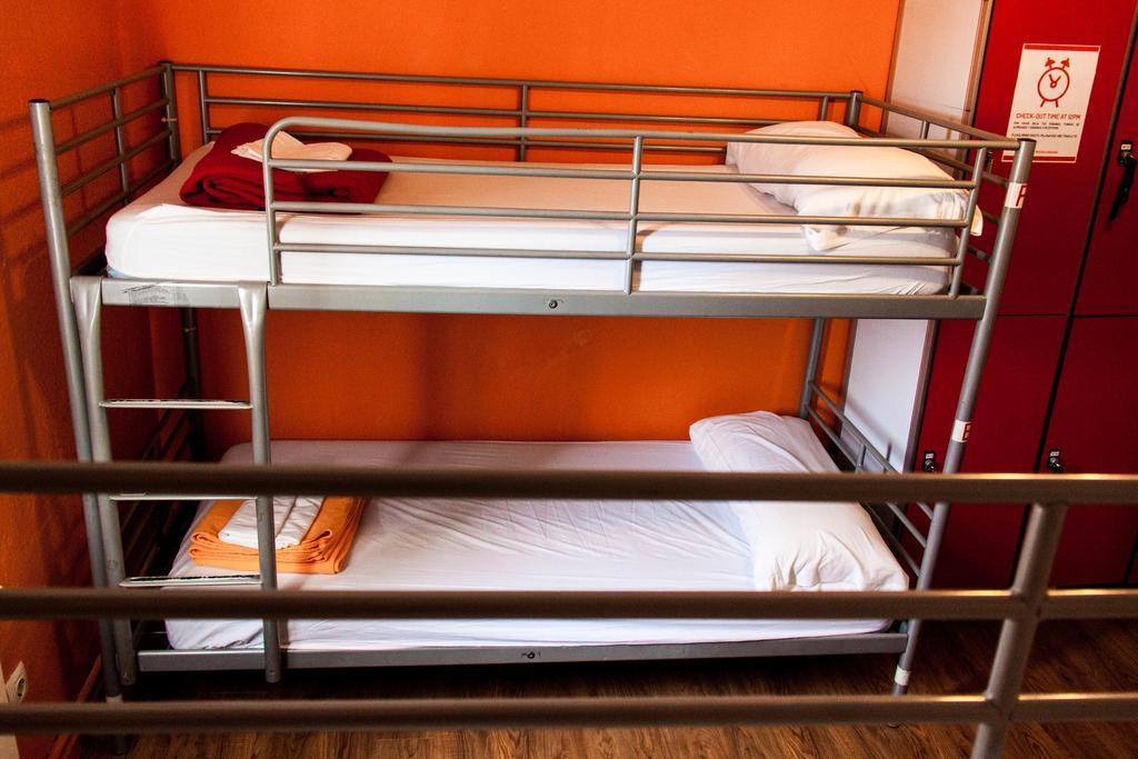 Feetup Home Backpackers Valencia Room photo